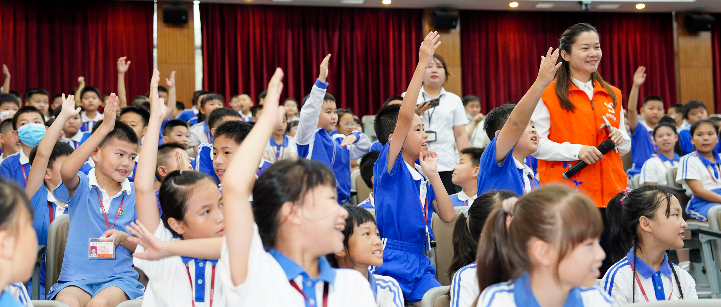 龙8头号玩家暖童心公益活动，，，康健课堂走进校园